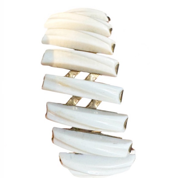Vintage Léru White Lucite Expandable Bracelet Cuff - Picture 3 of 8